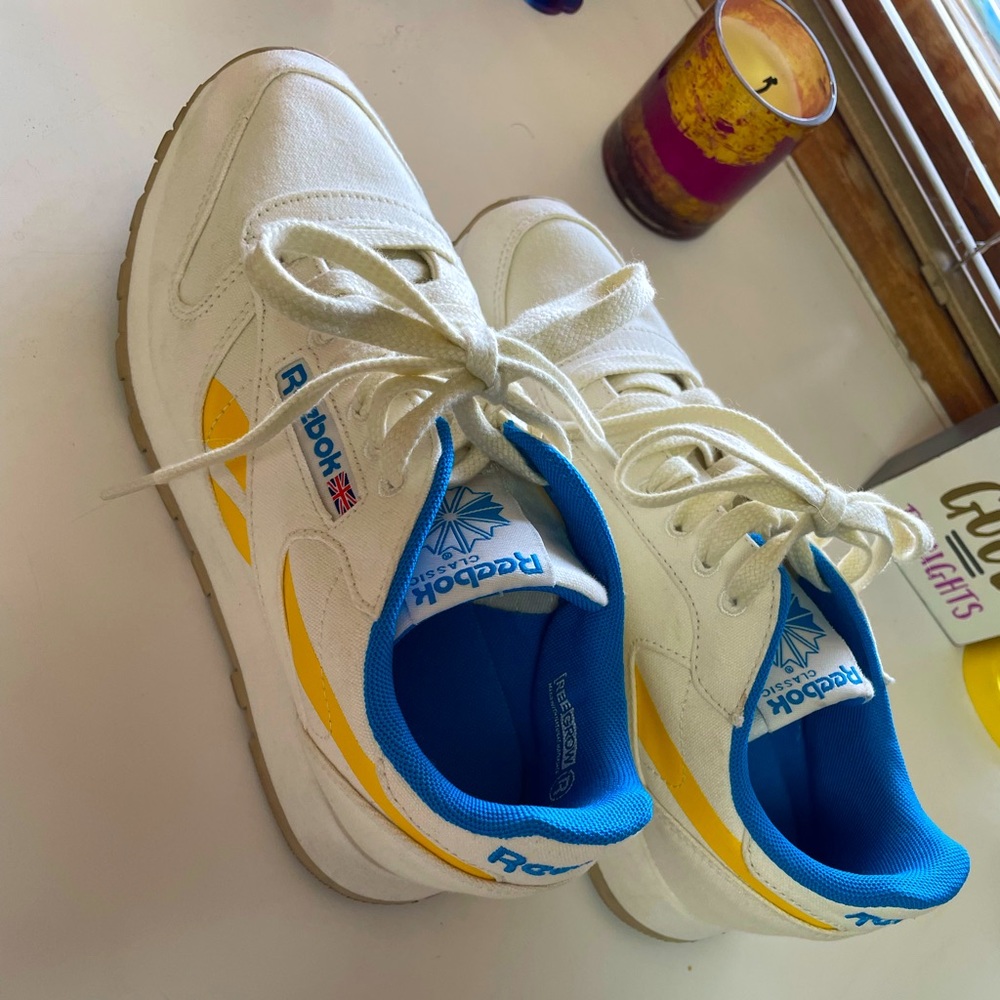 Reebok Men’s Classic Leather Glow Sneakers, size 7